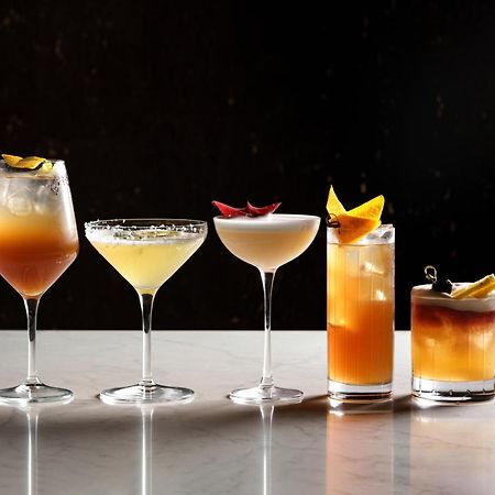 Middle Eight - Covent Garden - Preferred Hotels And Resorts London Ngoại thất bức ảnh The photo features a selection of five different cocktails lined up on a marble surface. Each drink is served in a distinct glass, showcasing a variety of colors and garnishes. 

1. The first cocktail is in a large wine glass, with a gradient color f