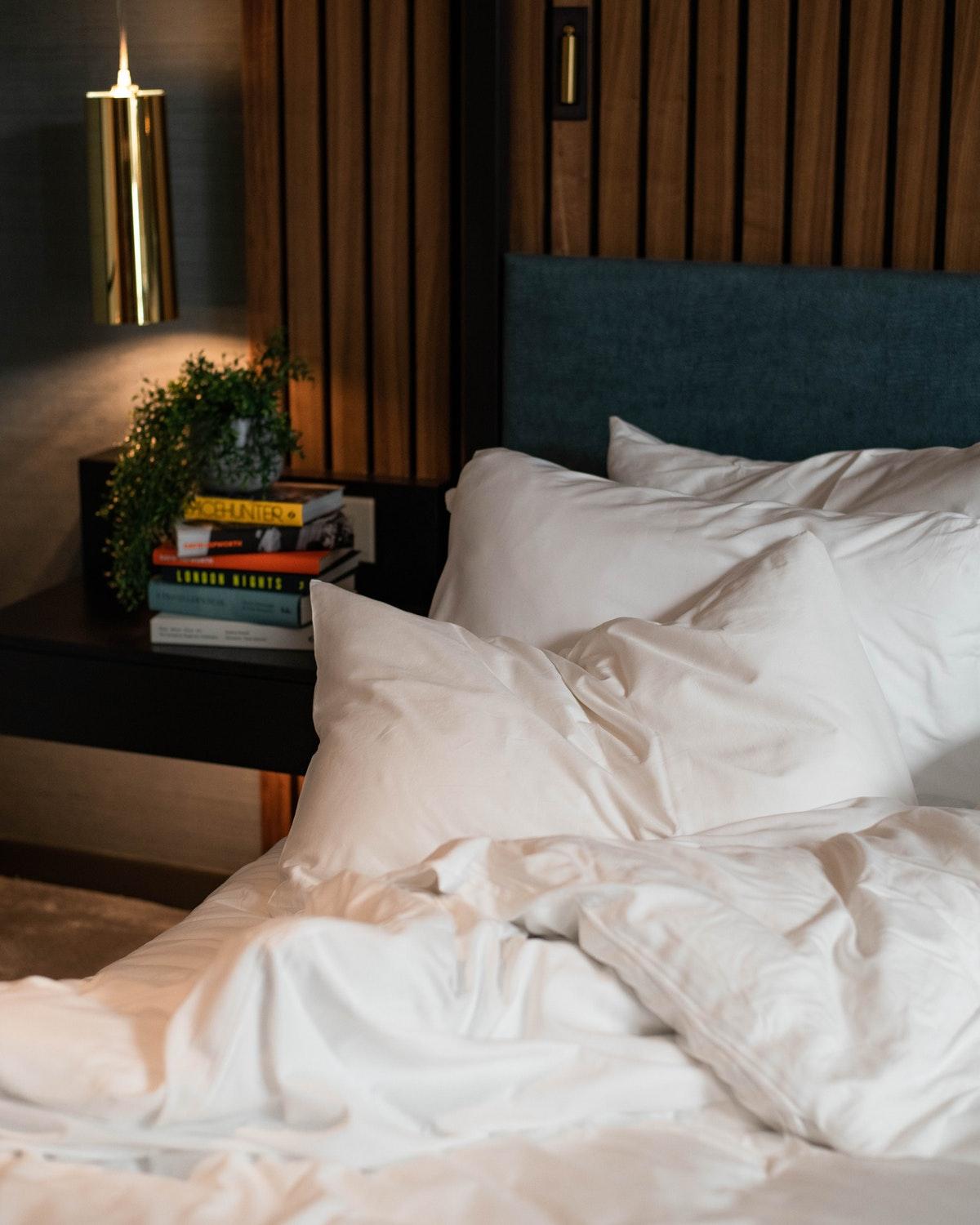 Middle Eight - Covent Garden - Preferred Hotels And Resorts London Ngoại thất bức ảnh A bed with pillows