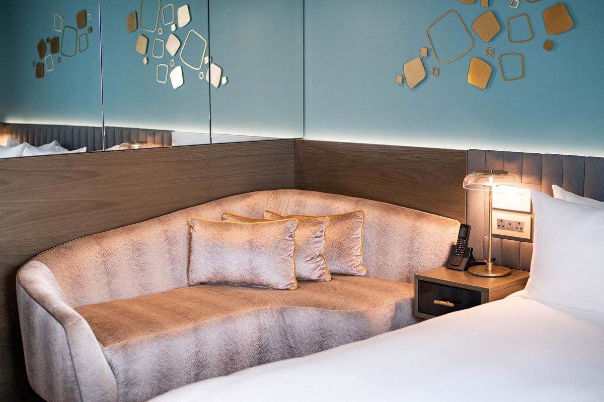 Middle Eight - Covent Garden - Preferred Hotels And Resorts London Ngoại thất bức ảnh A sofa in a hotel room