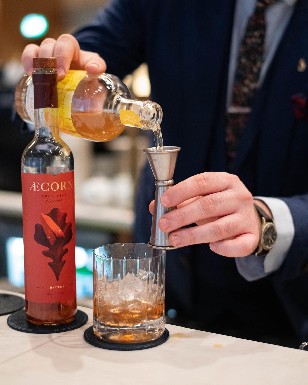Middle Eight - Covent Garden - Preferred Hotels And Resorts London Ngoại thất bức ảnh A bartender using a jigger to measure a pour