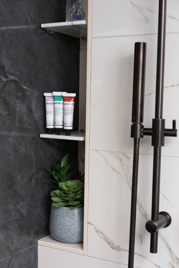 Middle Eight - Covent Garden - Preferred Hotels And Resorts London Ngoại thất bức ảnh Showering with shower gel