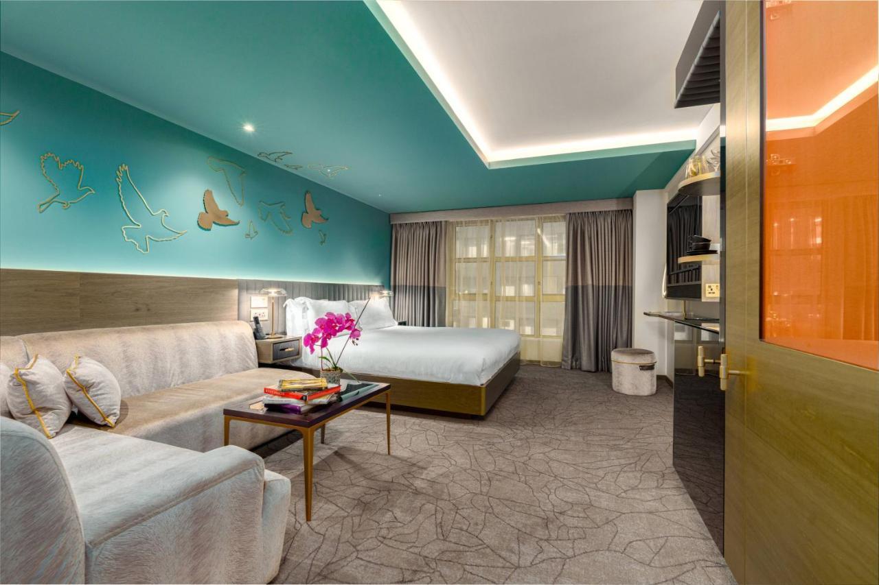 Middle Eight - Covent Garden - Preferred Hotels And Resorts London Ngoại thất bức ảnh The photo shows a modern hotel room featuring a blend of comfort and style. The room has a light-colored floor with a textured design, and the walls are adorned with a vibrant turquoise accent wall that features decorative butterfly motifs. 

There i