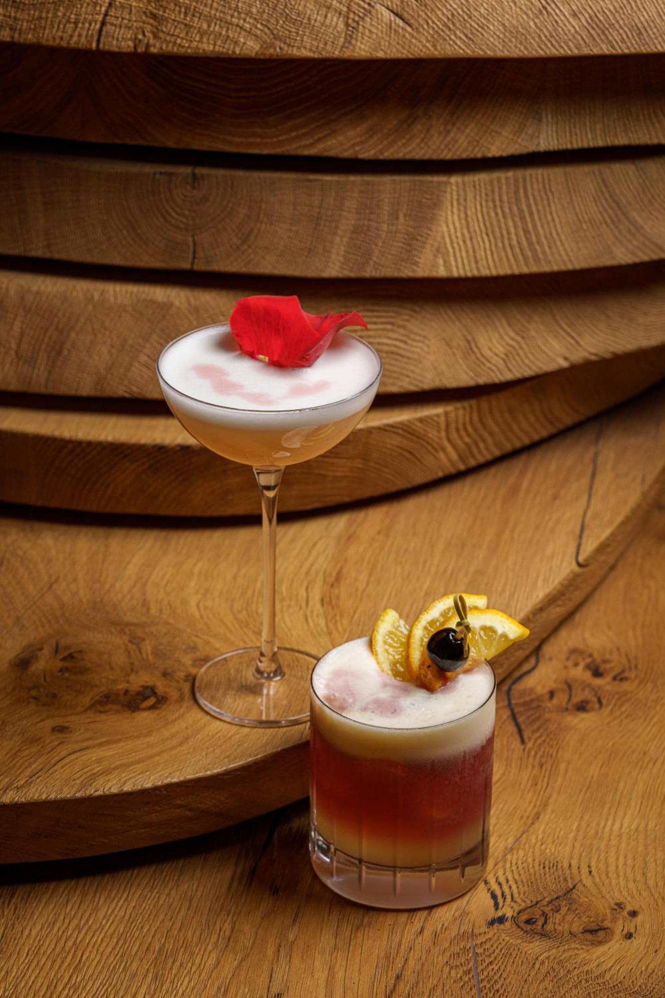 Middle Eight - Covent Garden - Preferred Hotels And Resorts London Ngoại thất bức ảnh The photo showcases two elegant cocktails arranged against a warm wooden backdrop. 

1. The first cocktail is served in a classic coupe glass. It has a frothy, pale hue, topped with a vibrant red flower petal, adding a touch of sophistication. 

2. T